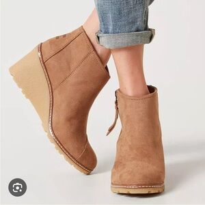 Toms Avery wedge bootie